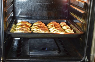 Kruvasanlar evde gaz fırınında pişirilir..