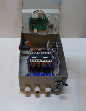 ATS jeneratör kontrol ünitesi, beklenmedik elektrik kesintilerine karşı açık durumda..