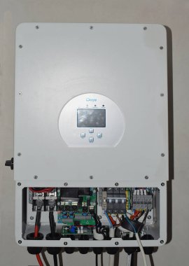 Bir pil kullanarak acil durum güç kaynağı için elektrik çevirici.