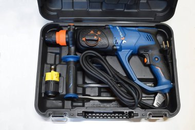 Beyaz arkaplanda yeni punç kiti.