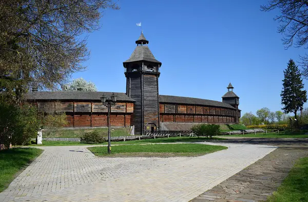 Ukrayna 'nın Baturyn şehrinde antik bir 17. yüzyıl ahşap kalesinin yeniden inşası.