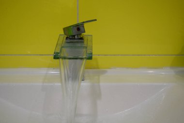 Banyodaki su için şelale musluğu tasarladım. Su akışı.