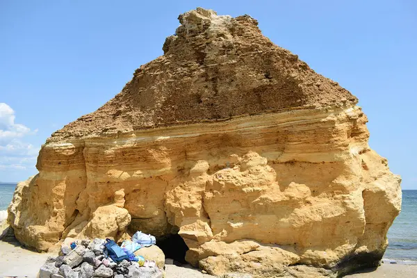 Kumlu bir sahilde büyük sarı bir taş..