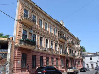 Odesa, Ukrayna, 6 Haziran 2025. Evin planı üçgen şeklinde. Sadece bir duvarı varmış gibi görünüyor..