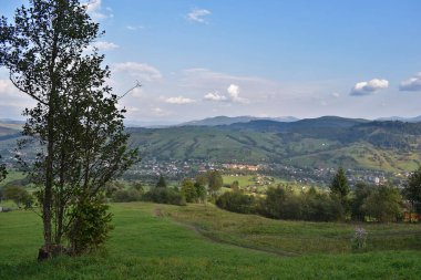 Karpat Dağları 'ndaki küçük Yasinya kasabası tepeden görülüyor. Ukrayna.