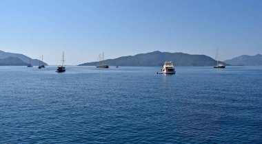 Akdeniz Körfezi girişindeki yolda küçük yatlar var..