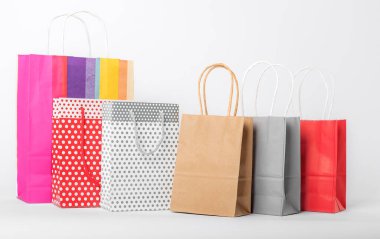 Çok Renkli Hediye Kağıt Torbası Ayrı Beyaz arkaplan