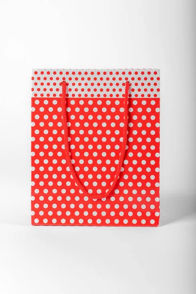 Leuchtend Rote Polka Dot Geschenktasche Isoliert Auf Weißem Hintergrund — Stockfoto