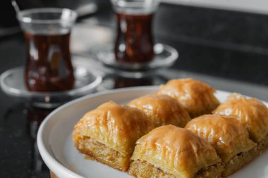 Türk tatlısı- lezzetli şam fıstığı baklavası ve Türk çayı.