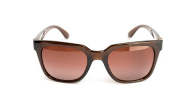 Beyaz arka plan üzerinde izole parlak güneş gözlüğü.