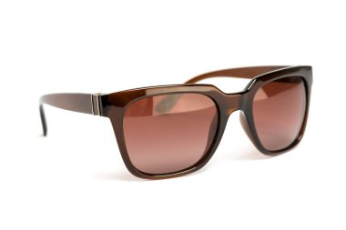 Beyaz arka plan üzerinde izole parlak güneş gözlüğü.