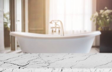 Tezgah ve parlak bir banyo arka planı bulanıklaştırdı. Geniş pencereli.