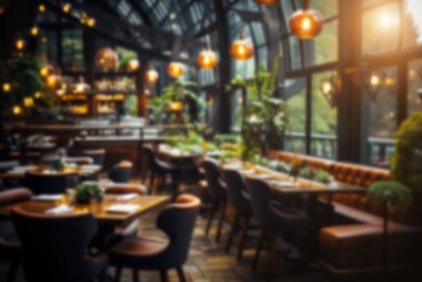 Restoran gün batımında lambalarla bulanıklaşıyor - klasik efekt tarzı görüntü.