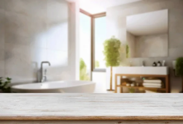 Leerer Holztisch Und Verschwommener Blick Auf Stilvolles Badezimmer Interieur Kopierraum Stockfoto
