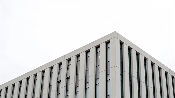Geometrik Binanın Köşesi Gökyüzüne Karşı — Stok fotoğraf
