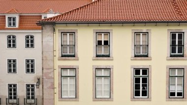 Arka plan olarak konut binası ön cephesi