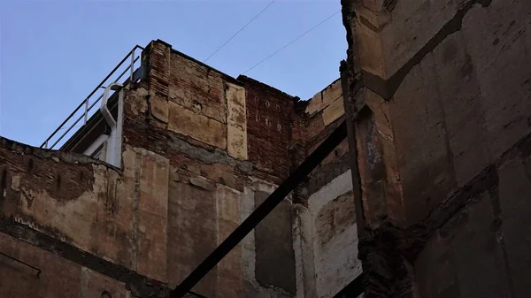 空に対する廃墟の家の壁 — ストック写真