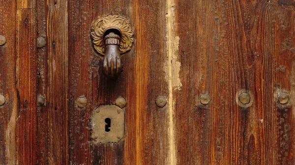 Gagang Pintu Logam Pada Pintu Tua — Stok Foto