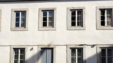 Konut binasının ön cephesindeki pencereler