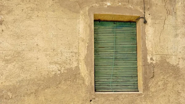 Arka Plan Olarak Cephede Rustik Pencere — Stok fotoğraf