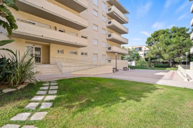 İkinci apartmanın ön cephesi