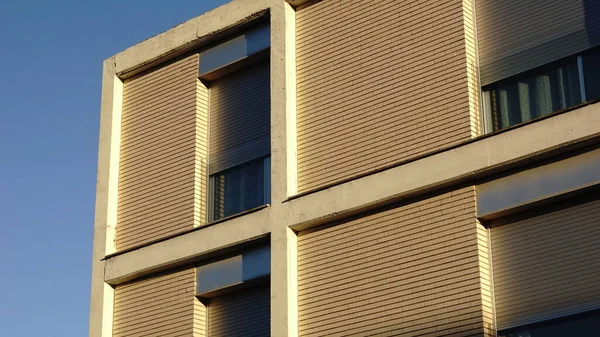 Moderne Fasade Med Vindu Mot Himmelen – stockfoto