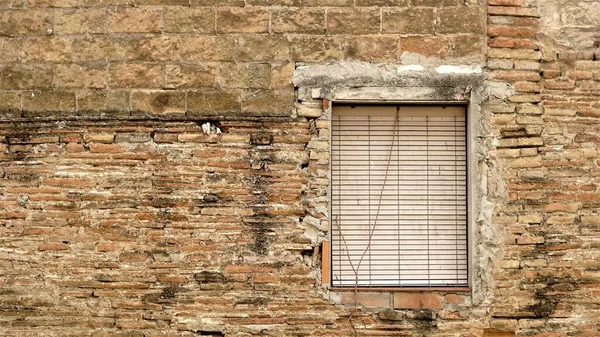 窓付きの素朴な地中海の建物のファサード — ストック写真
