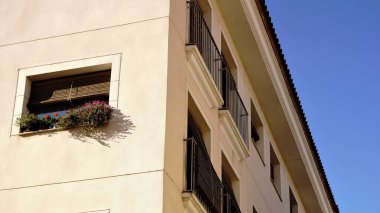 Gökyüzüne bakan pencereli konut binasının köşesi