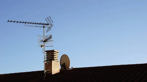 Gökyüzüne Karşı Binanın Çatısında Antenleri — Stok fotoğraf