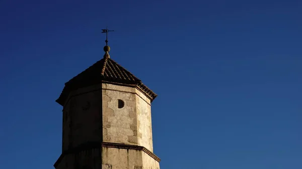 Stenen Toren Gebouw Tegen Blauwe Lucht — Stockfoto