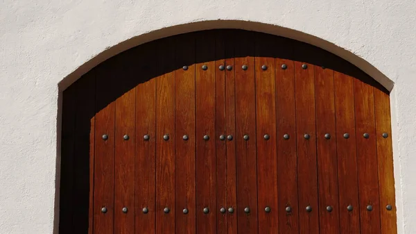 Drewniane Drzwi Łuku Dwóch Liści Białej Fasadzie — Zdjęcie stockowe