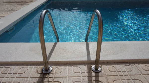 プールへのアクセスのための金属手すり — ストック写真