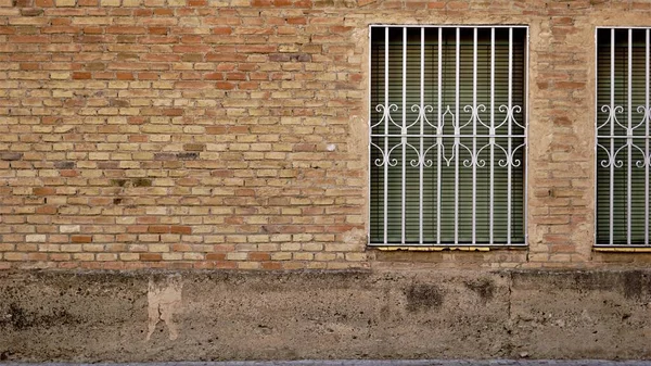Fenêtre Avec Grille Mur Briques Comme Arrière Plan — Photo