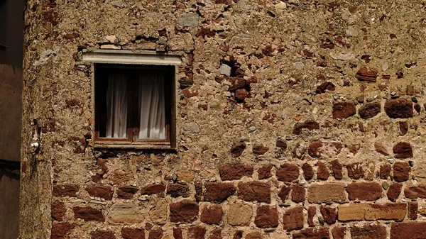 Jendela Rustic Dalam Fasad Batu Sebagai Latar Belakang — Stok Foto