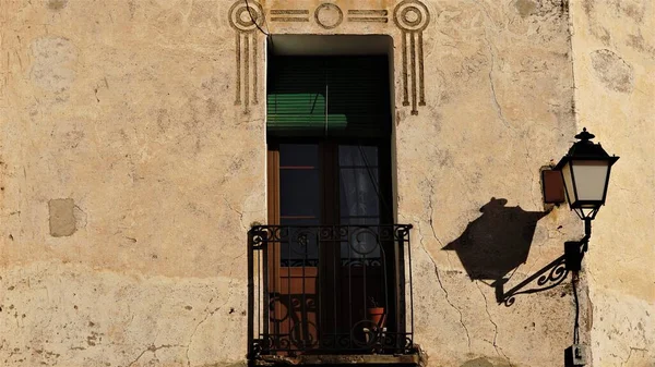 Balkon Aan Gevel Van Een Rustiek Huis Met Straatlantaarn — Stockfoto