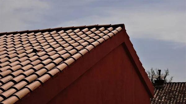 Arka Plan Olarak Gökyüzüne Karşı Cephede Kırmızı Kiremit Çatı — Stok fotoğraf