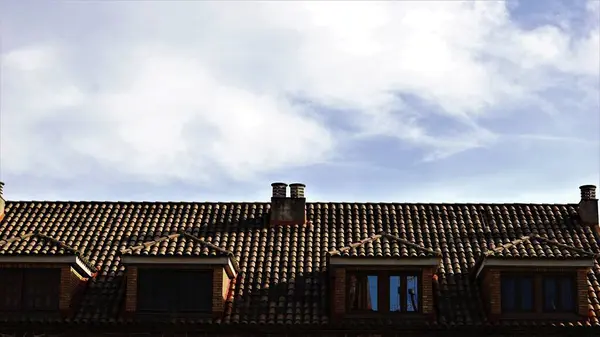 Telha Telhado Com Janelas Chaminés Contra Céu Nublado — Fotografia de Stock
