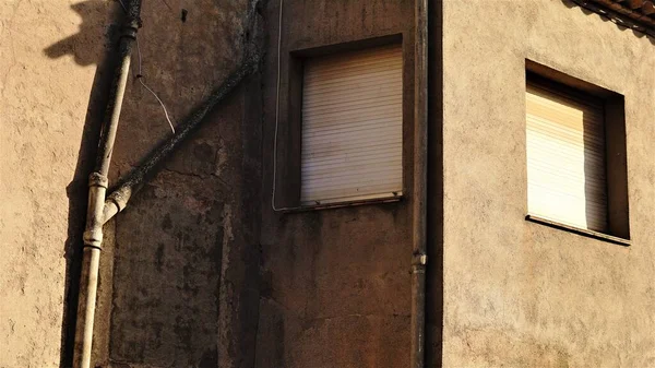 窓と排水口を背景にしたファサードの角 — ストック写真
