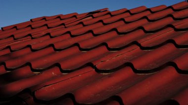 Gökyüzüne karşı bükülmüş materyalin arkaplanı