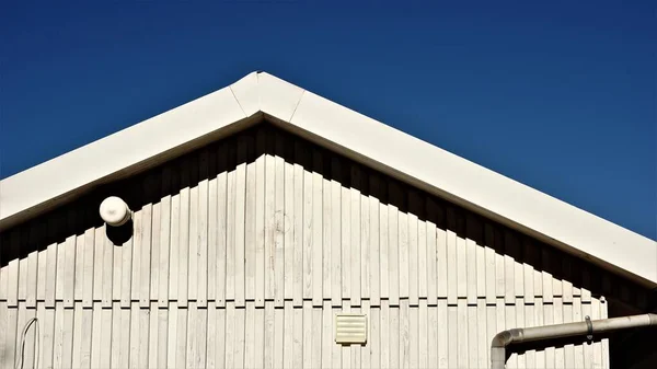 Telhado Com Fachada Madeira Contra Céu — Fotografia de Stock