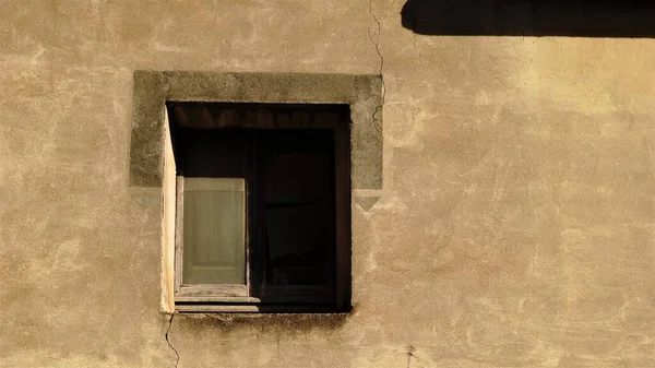Jendela Dalam Fasad Berkarat Latar Belakang — Stok Foto