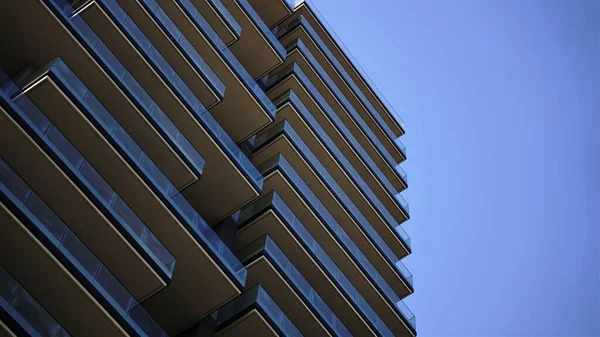 Moderne Byggefase Med Balkonger Mot Blå Himmel – stockfoto