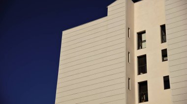 Gökyüzüne karşı modern konut binasının dış cephesi