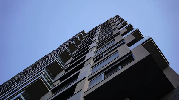 Nízký Úhel Současné Fasády Budovy Proti Obloze — Stock fotografie