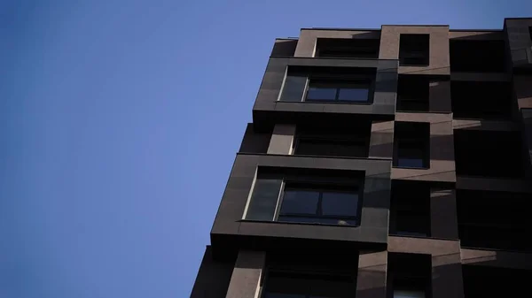 Fachada Escura Edifício Moderno Com Janelas Contra Céu — Fotografia de Stock