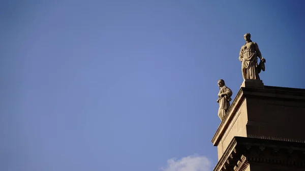 Rzeźba Gzymsie Budynku Przeciwko Niebu — Zdjęcie stockowe