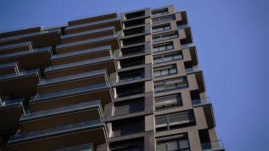 Çağdaş yerleşim alanının düşük açısı gökyüzüne karşı