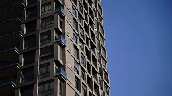 Canto Edifício Residencial Moderno Fachada Escura Contra Céu — Fotografia de Stock