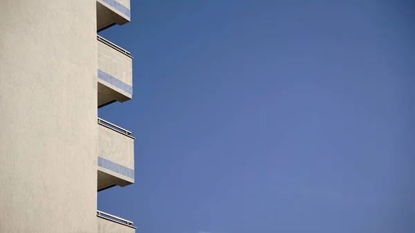 Profil Balkonů Betonové Fasádě Proti Obloze — Stock fotografie
