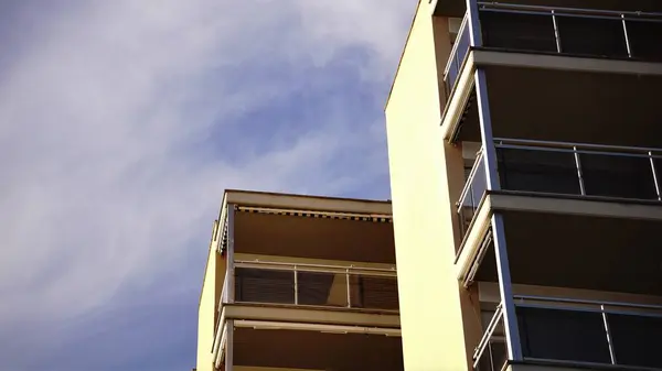 Baixo Ângulo Fachada Edifício Residencial Com Varandas Contra Céu — Fotografia de Stock